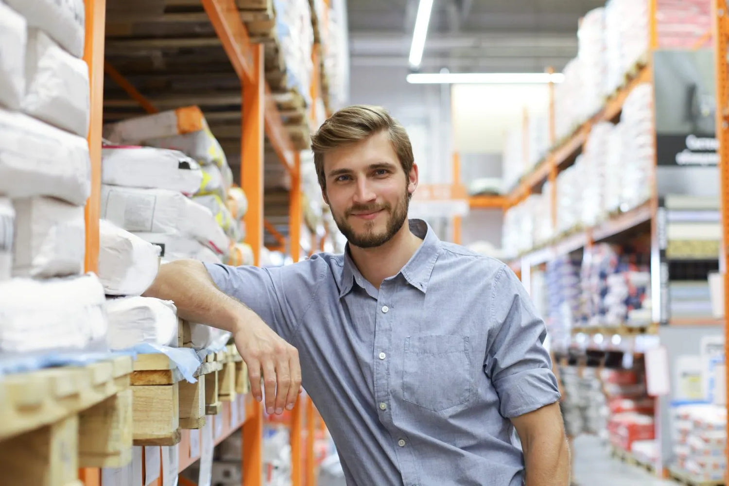 Distributeur ou revendeur dans son entrepôt de stock