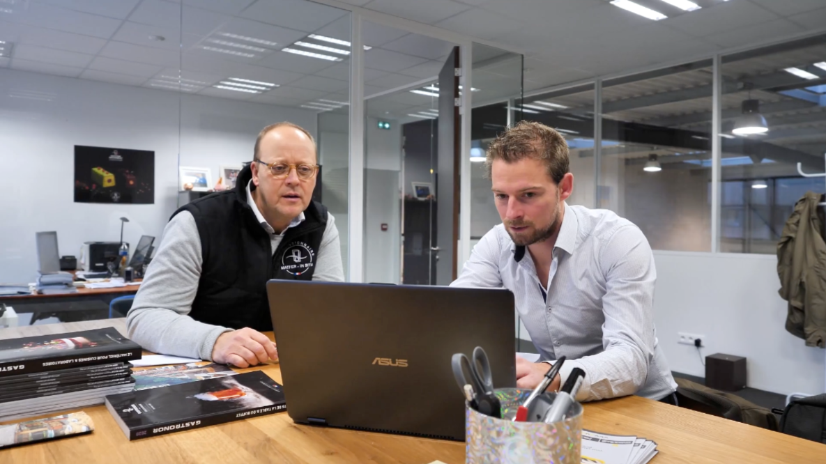 Guillaume, le CEO d'HUGII en train de parler avec un client