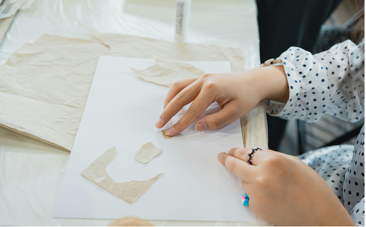 Personne en train de faire un collage