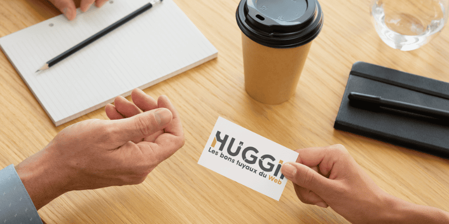 Carte "HUGGII – les bons tuyaux du web" tenue entre deux mains